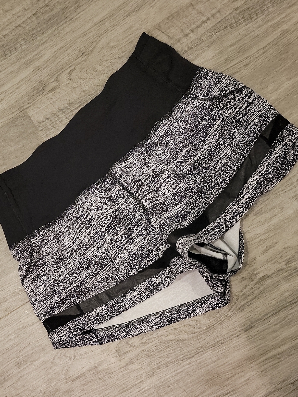 Lululemon Perfect Pace Running Short/ workout shorts in Airtime White & Black